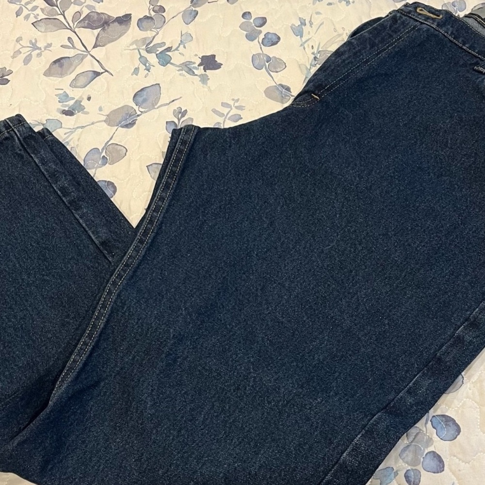 Wrangler Classic Blue Jeans. Small nick on knee. 38/30.